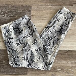 Chicos Zenergy So Slimming Legging size 3 women 16/18 Gray Snakeskin Active XL